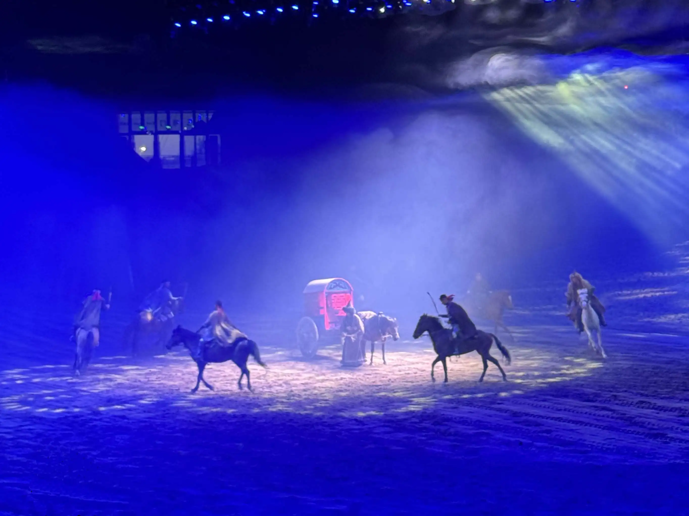 舞台上騎手縱馬馳騁，在草原夕陽與燈光投影交織下，打造《千古馬頌》震撼人心的史詩場景，氣勢磅礡、令人驚豔。（記者林怡孜攝）