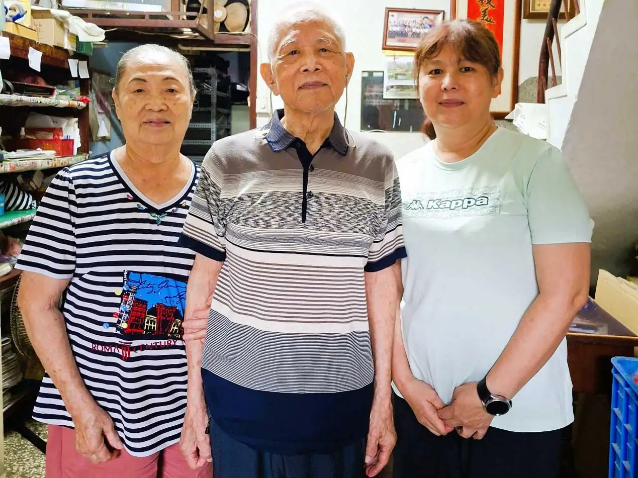 現年86歲的黃義雄與妻子郭紀子（左），以及女兒黃美女（右）。（張耘書拍攝）