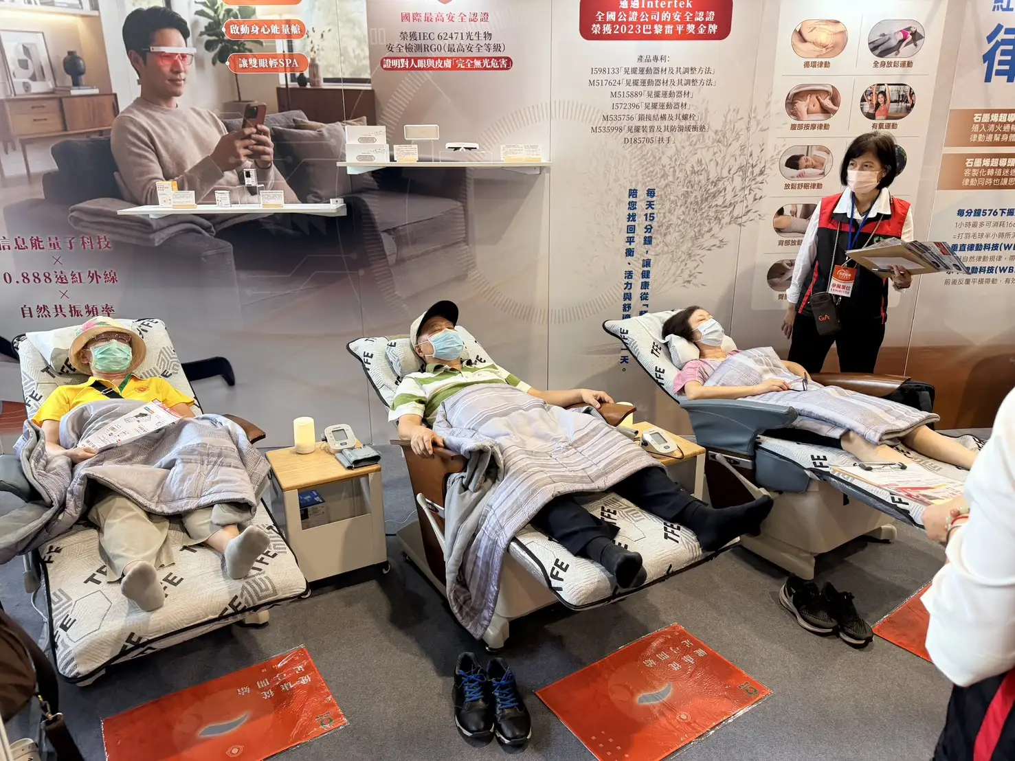 紅崴科技提供民眾「信息能石墨烯清火通暢律動健康儀」與「信息能場鑽石光眼鏡」的試用。(紅崴科技提供)