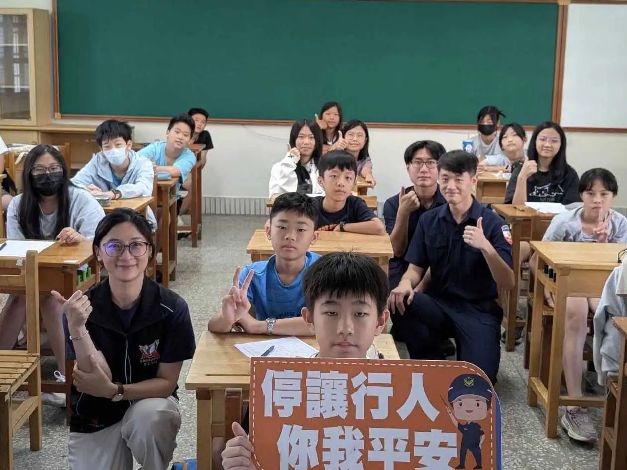 台南市政府警察局第五分局交通組前往民德國中及文賢國中辦理交通安全宣導。(台南市政府警察局第五分局提供)