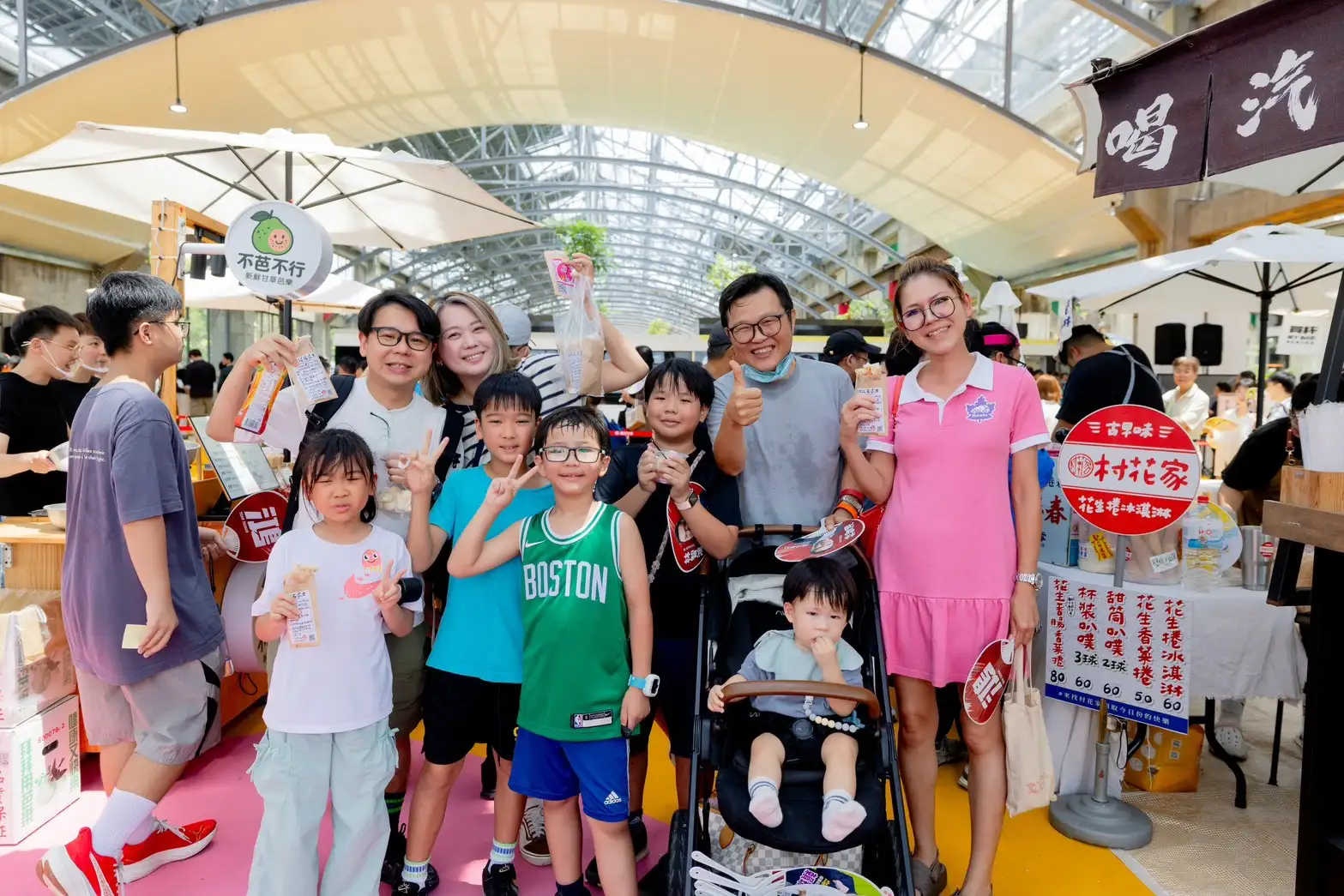 台鐵退休員工帶領民眾認識高雄機廠歷史，透過文化導覽感受老場域的歷史記憶與新活力。（高雄市觀光局提供）