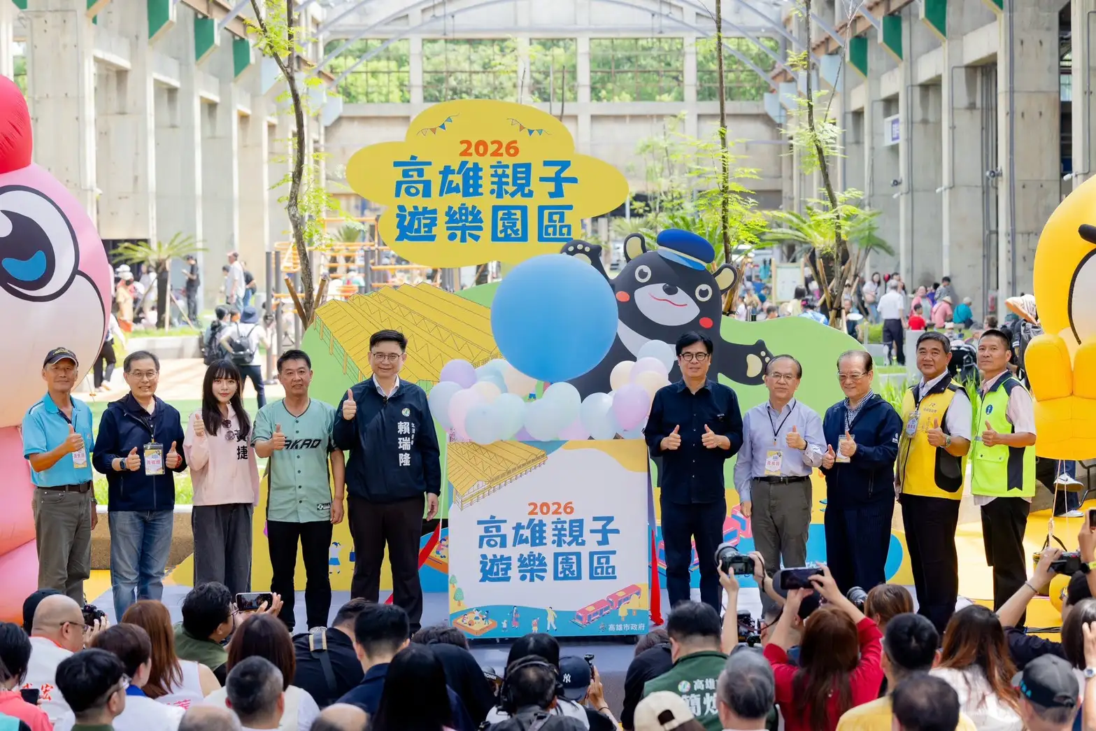 市長陳其邁帶領貴賓共同開箱高雄親子遊樂園區，見證昔日「火車醫院」轉型為親子遊憩新場域。（高雄市觀光局提供）