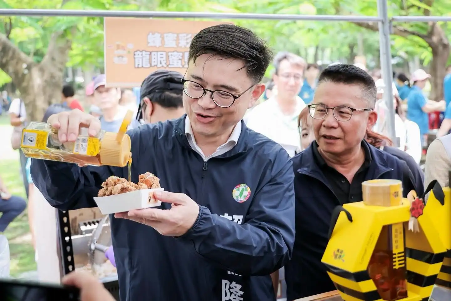 高雄市大崗山龍眼蜂蜜文化節8日開幕，高雄市長參選人賴瑞隆出席開幕活動，力挺在地蜂農及特色農產。（賴瑞隆團隊提供）