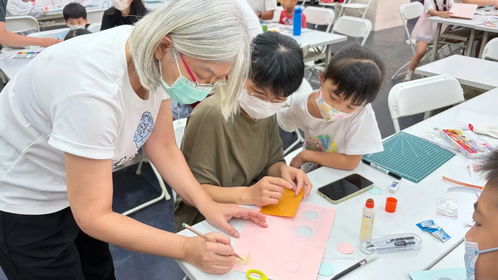 陽明國中高雄市立陽明自造教育及科技中心黃雅敏老師帶領親子認識基礎電路，實際操作串聯、並聯，體驗科技實作樂趣。（高雄市立圖書館河堤分館提供）