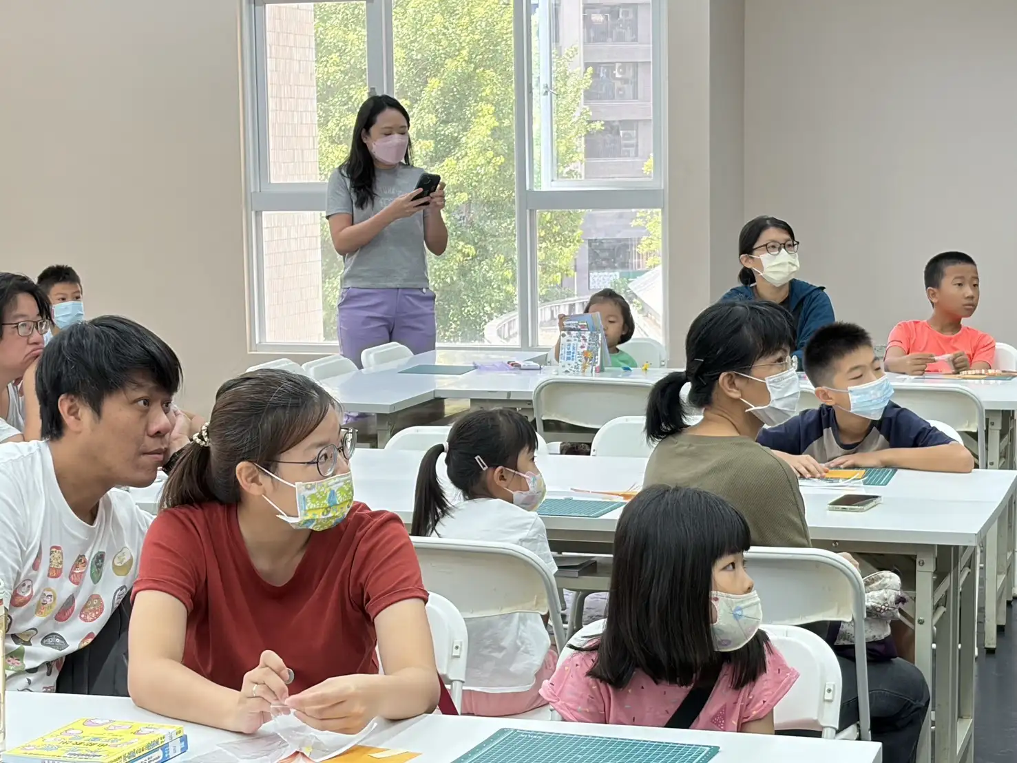 親子共同完成光控卡片，當作品成功發光時，現場充滿驚喜與歡呼，讓科技學習增添親子互動的溫度。（高雄市立圖書館河堤分館提供）