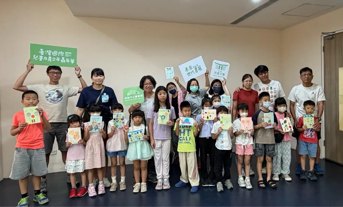 高雄市立圖書館河堤分館父親節舉辦「爸氣發光DIY｜光控卡片創作體驗」，親子一起動手製作會發光的卡片，留下溫馨回憶。（高雄市立圖書館河堤分館提供）