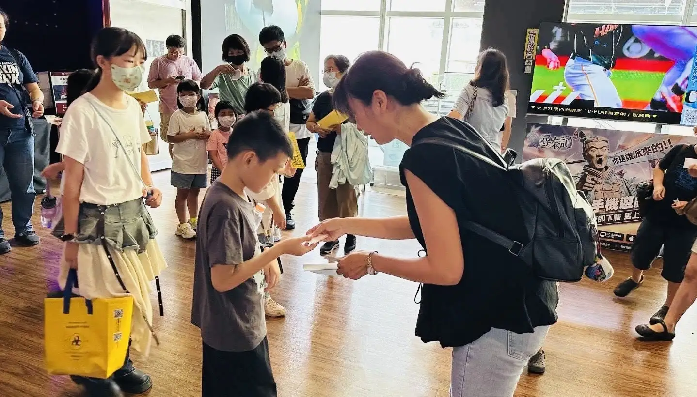 大寮國小學生與爸爸、媽媽一同欣賞《超人再起》，親子依偎在一起享受難得的陪伴時光，度過溫馨又感動的父親節。（大寮國小提供）