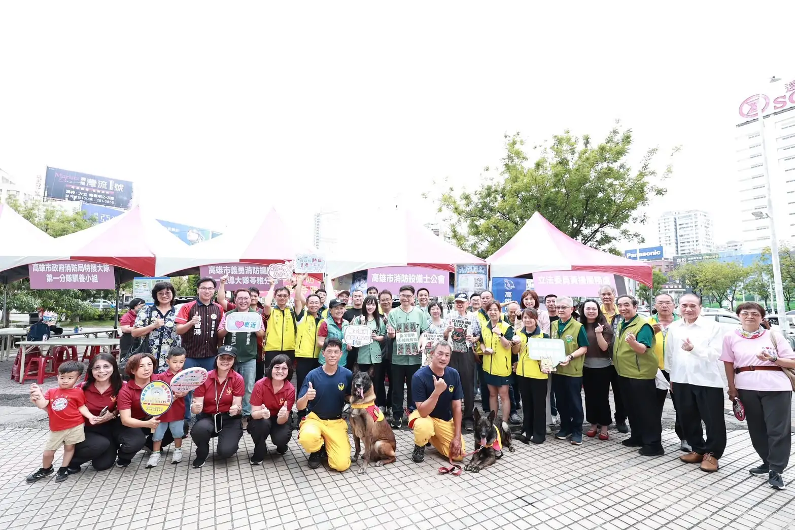 民進黨高雄市黨部9日舉辦「熱血挺台灣、捐血護家園」公益捐血活動，主委黃捷、市長候選人賴瑞隆號召各界響應。（民進黨高雄市黨部提供）