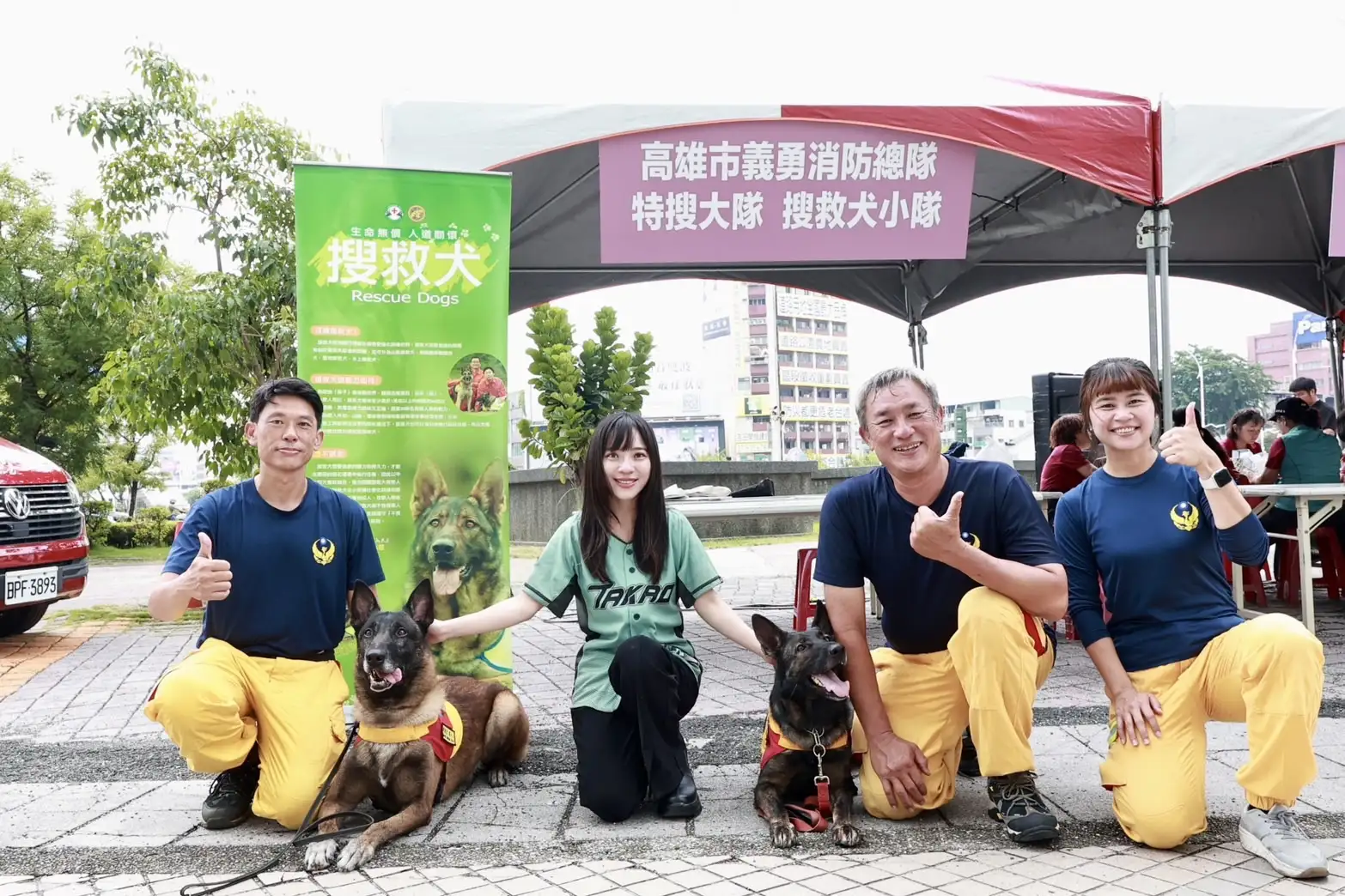 民進黨高雄市黨部9日舉辦「熱血挺台灣、捐血護家園」公益捐血活動，主委黃捷、市長候選人賴瑞隆號召各界響應。（民進黨高雄市黨部提供）