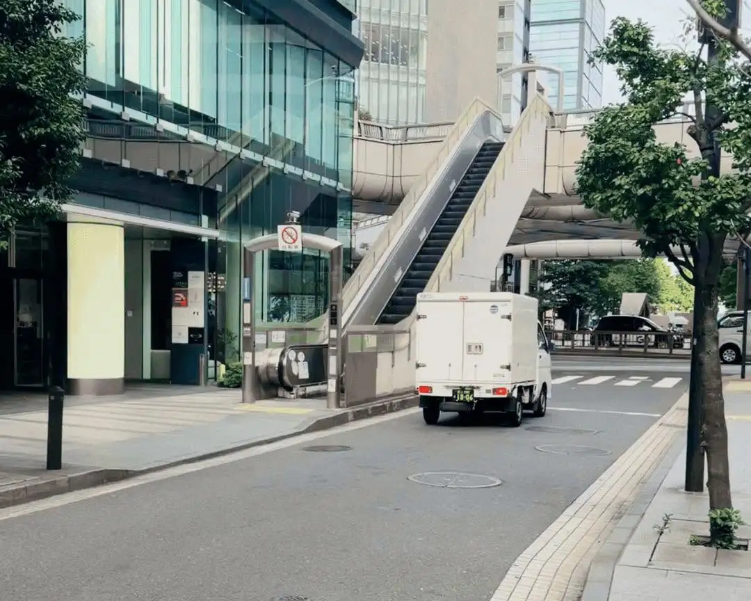 高雄市議員鄭孟洳參加東京都八王子市八王子祭，利用行程空檔走訪街區時，看到設有電扶梯的人行天橋，也特別觀察日本在人行天橋與無障礙設計上的做法。（取自鄭孟洳臉書)