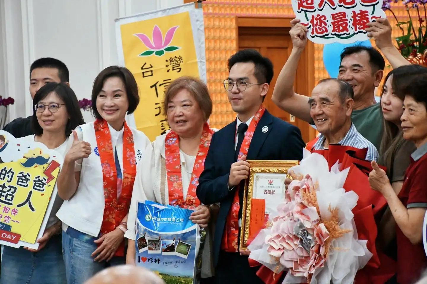 國民黨高雄市長參選人柯志恩前往信徹禪寺參加父親楷模表揚活動，表示許多家庭扶老攜幼到場，三代同堂共享榮耀，現場洋溢溫馨感恩氣氛。（柯志恩團隊提供）