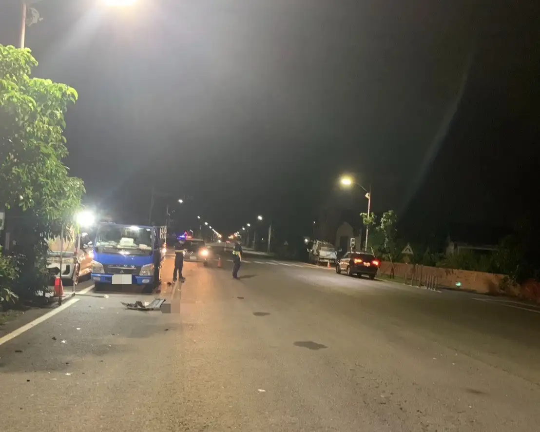疑未依規定減速且未注意車前狀況，撞擊停留於路口外側車道的女子及男童。(嘉義縣警察局布袋分局提供)