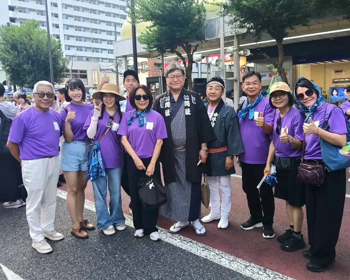 高雄市議長康裕成率高雄市議會國民外交促進會成員出席八王子祭及歡迎晚宴，與八王子市友人交流，左一為八王子・台灣友好交流協會理事長黑須隆一、左六為日本眾議院議員萩生田光一、左七為八王子市長初宿和夫。（高雄市議會提供）