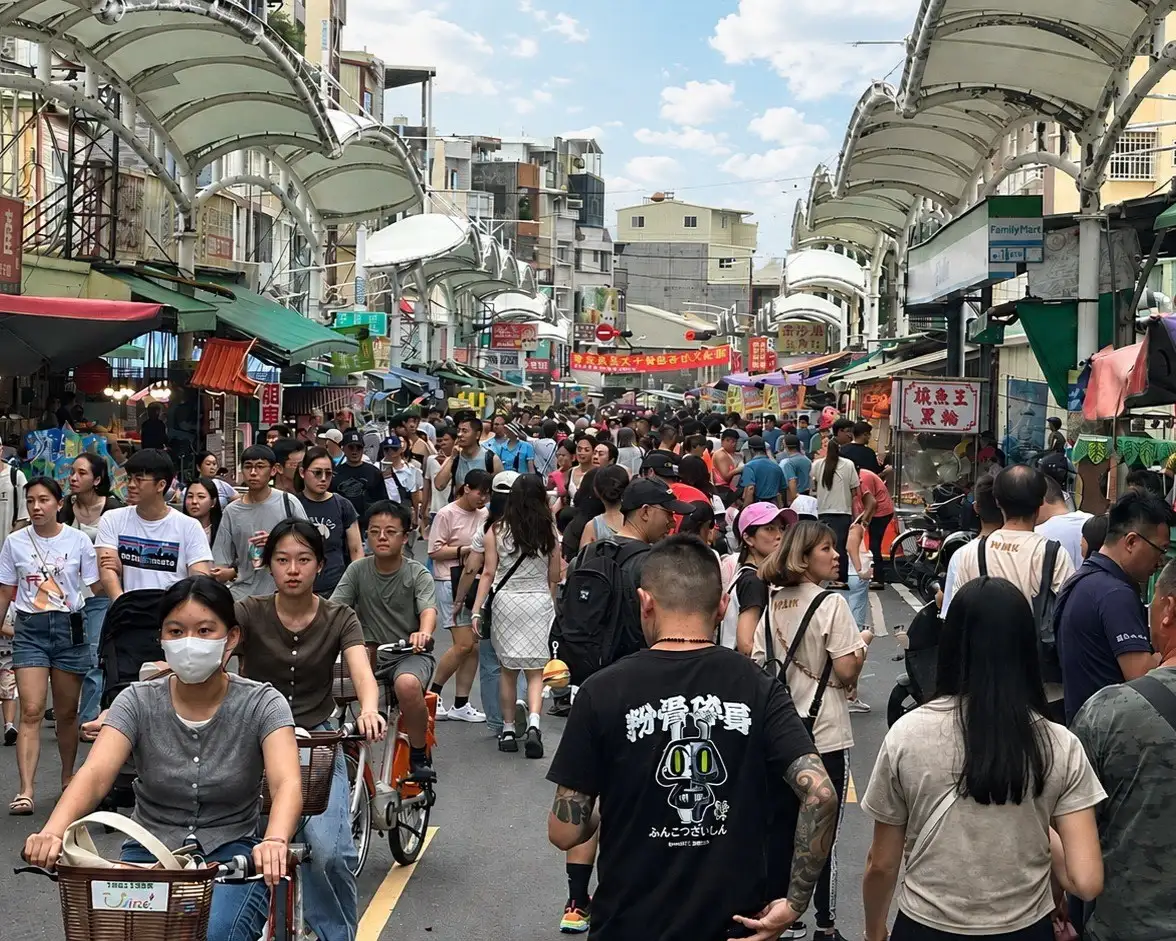 活動期間旗津老街人潮絡繹不絕，商圈整體業績平均增加約4成。（高雄市觀光局提供）