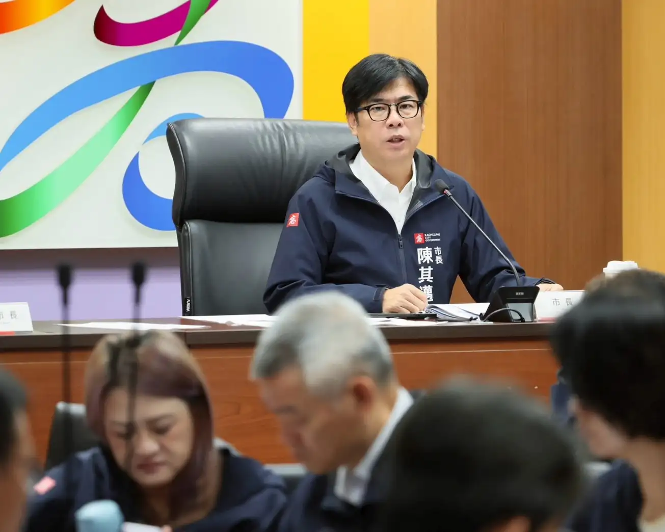 高雄市長陳其邁在市政會議上，聽取經濟發展局報告相關產業轉型與升級布局的推動成果。（高雄市府提供）