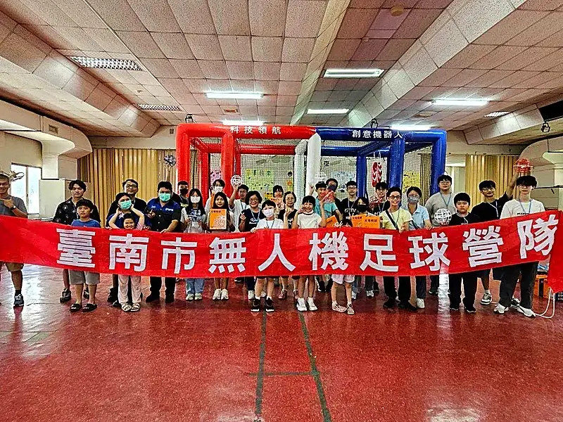 無人機也能踢足球！臺南暑期8梯次體驗營　逾百名學生空中攻防玩科技