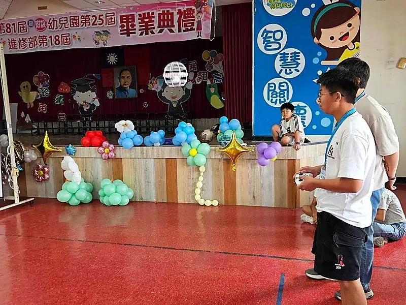 學生操作無人機進行足球攻防，在團隊競技中體驗科技與運動結合的樂趣。（圖／臺南市政府教育局提供）