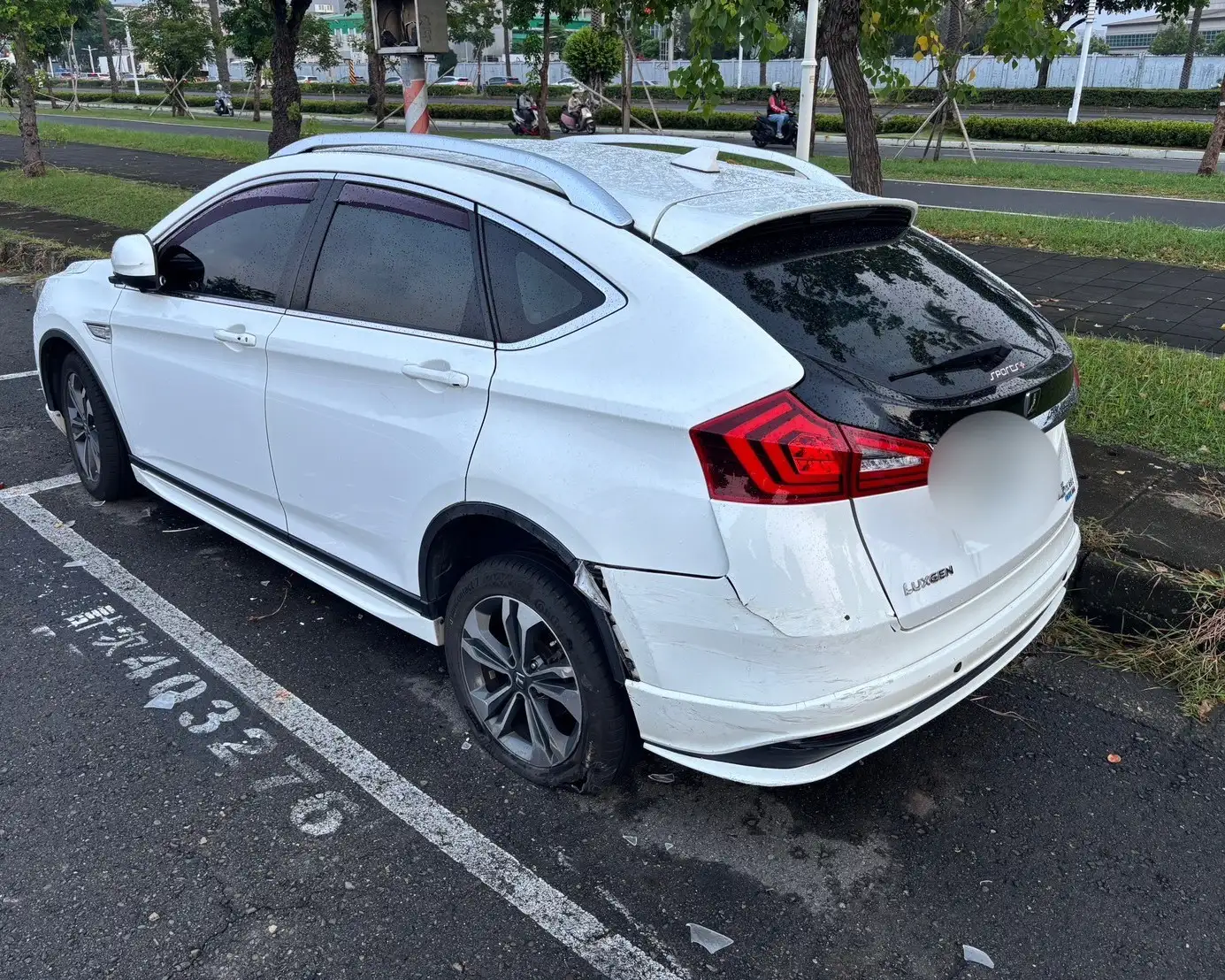 民眾報案在高雄捷運草衙站一號出口附近有車輛遭撞。(高雄市政府警察局前鎮分局提供)