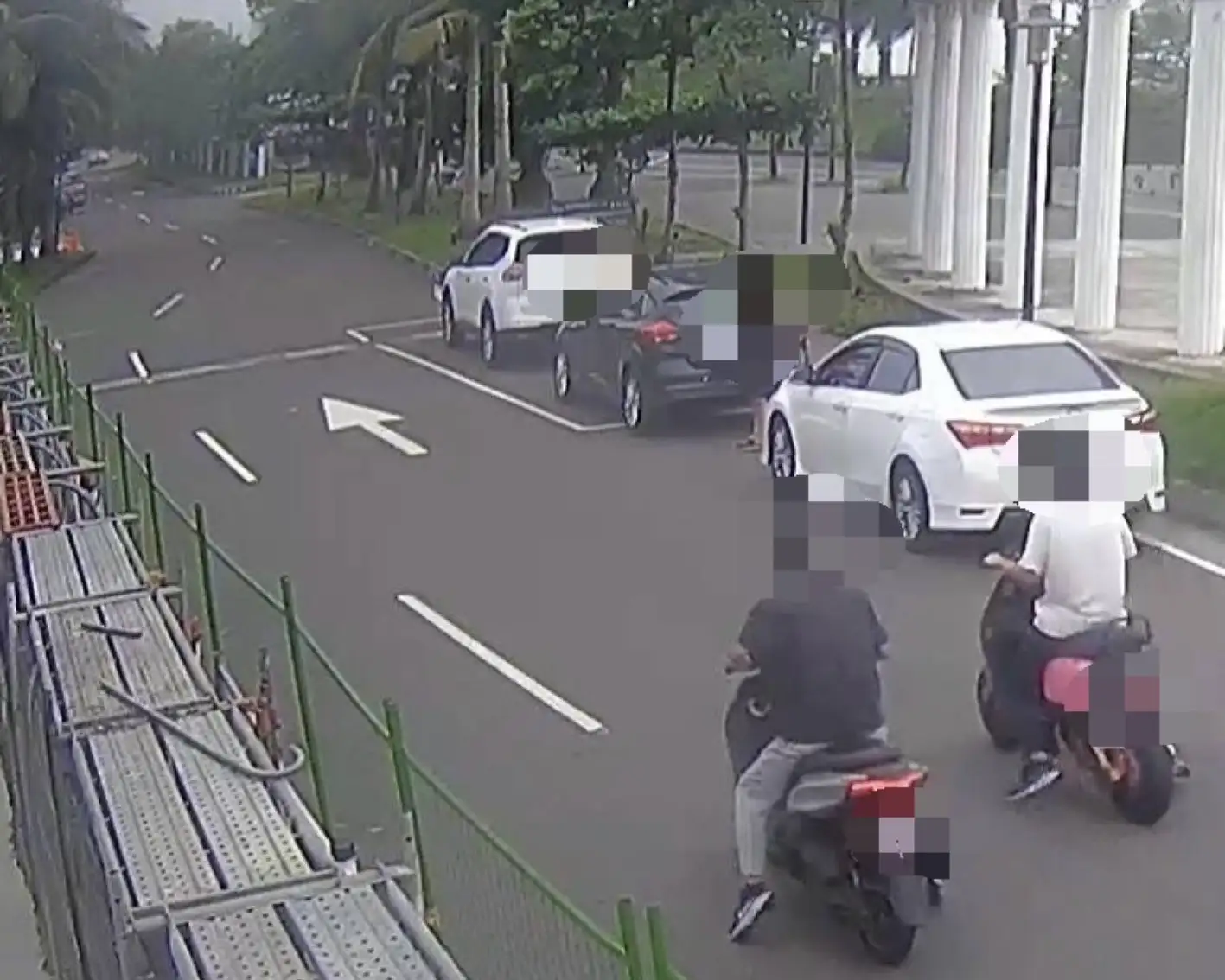 網路流傳二輛機車在黃金海岸風景區停車場內疑似高速競駛，引發公共安全疑慮。(台南市政府警察局第六分局提供)