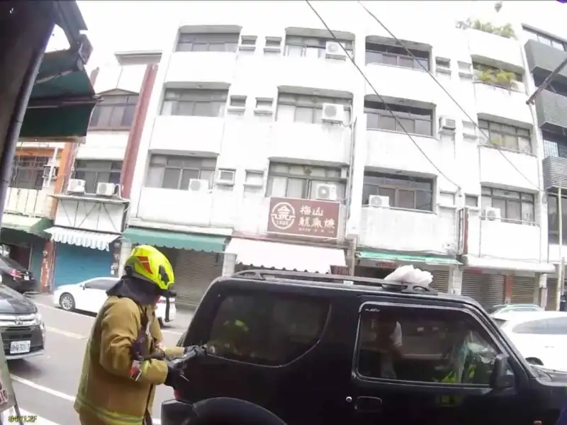 男童誤觸門鎖困車內  梅山警消聯手救出