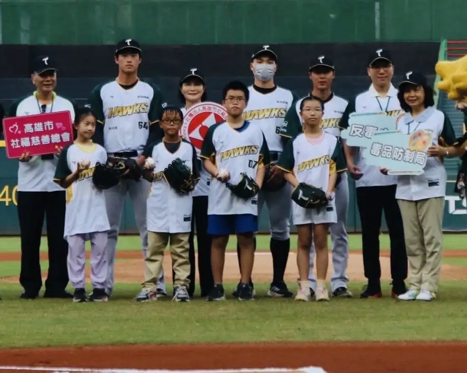 高雄市議員林智鴻攜手台鋼雄鷹推動反毒宣導，邀請反毒繪畫比賽優勝學童前往澄清湖棒球場觀賽，4名特優學生更登場參與開球，透過職棒力量讓反毒教育向下扎根。（林智鴻提供）