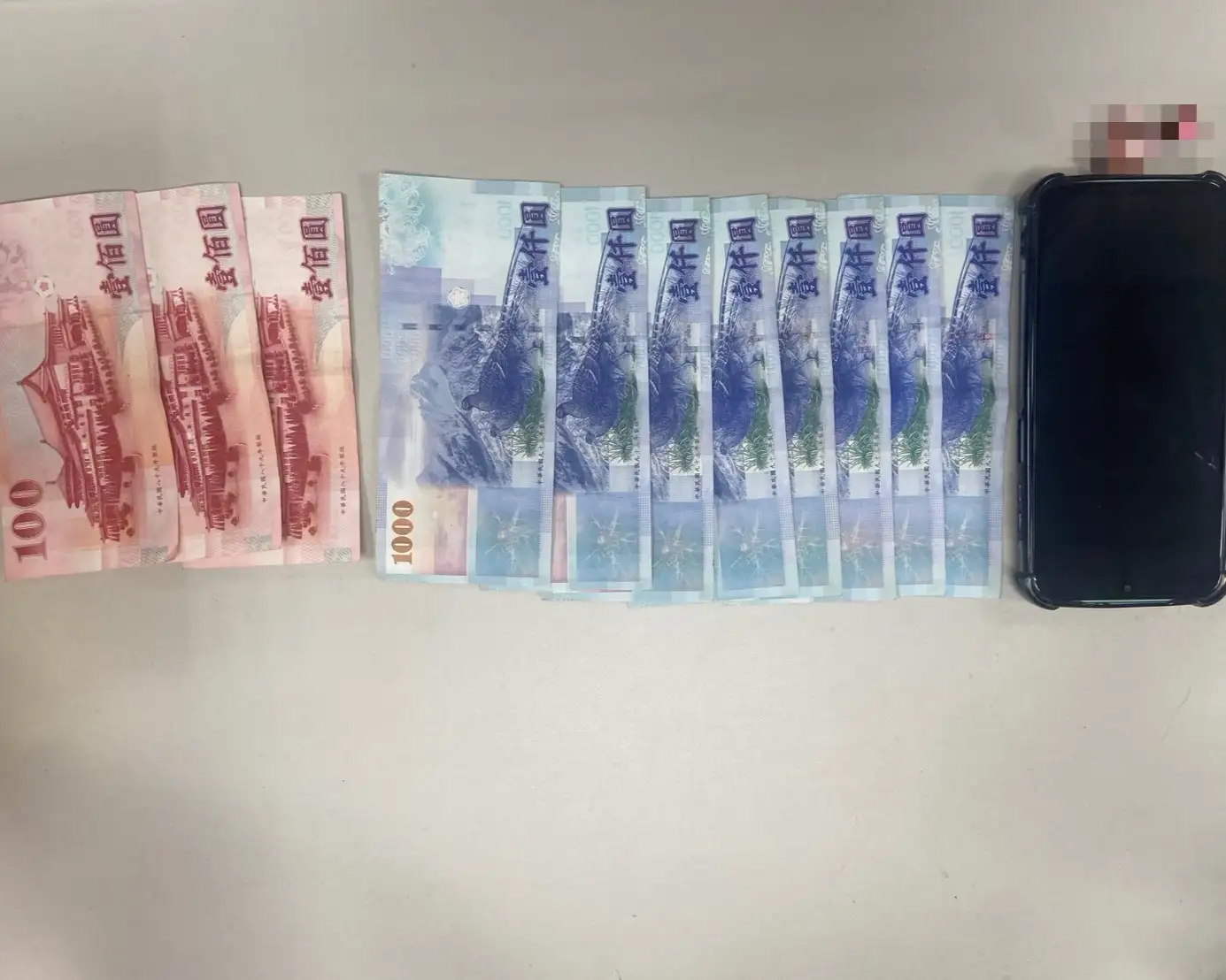 警方當場查扣智慧型手機一支及現金8300元，全案移送地檢署偵辦。(高雄市政府警察局前鎮分局提供)