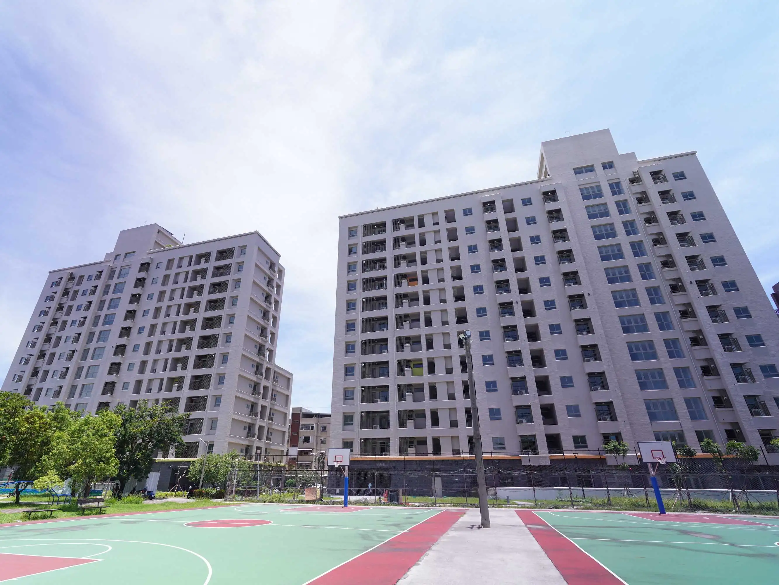 「開南安居」位於台南市南區，提供合計300戶，可提供不同家庭人口及居住需求選擇。(台南市政府都市發展局提供)