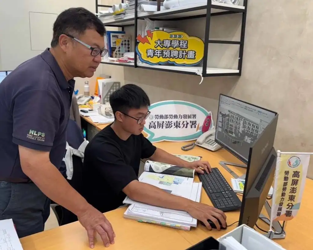 正修科大土木與空間資訊系陳建樺參加「BIM建模技術於工程應用實務學程」再進入大成工程接受工作崗位訓練，將課堂所學帶進工程現場。(勞動部高屏澎東分署提供)