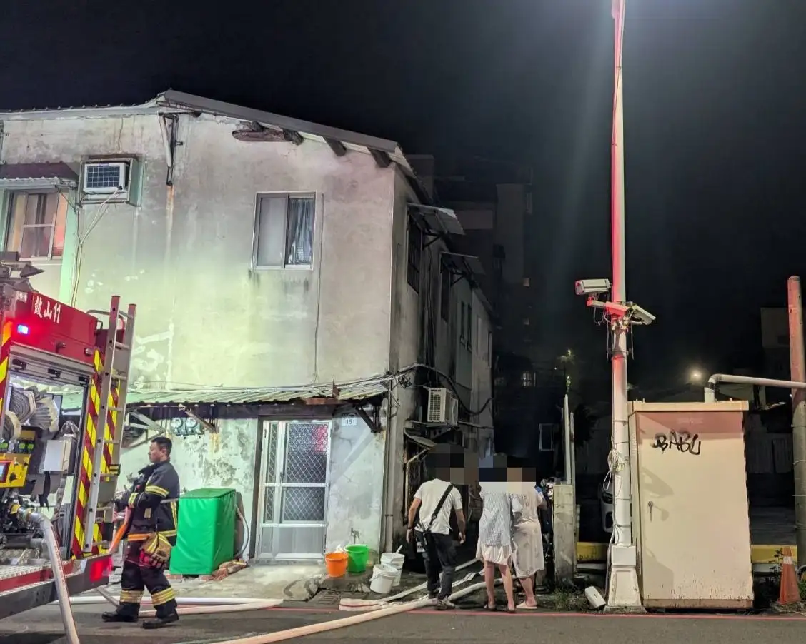 黃男燃放煙火引發民宅火警，所幸無人傷亡。(高雄市政府警察局鼓山分局提供)