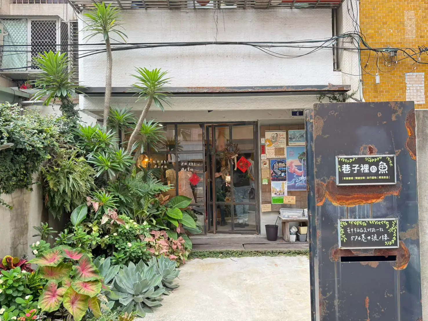 五權西六聚落地圖，收錄特色餐、設計選物、文創品牌、職人工作室及藝術空間。(台中市工商發展投資策進會提供)