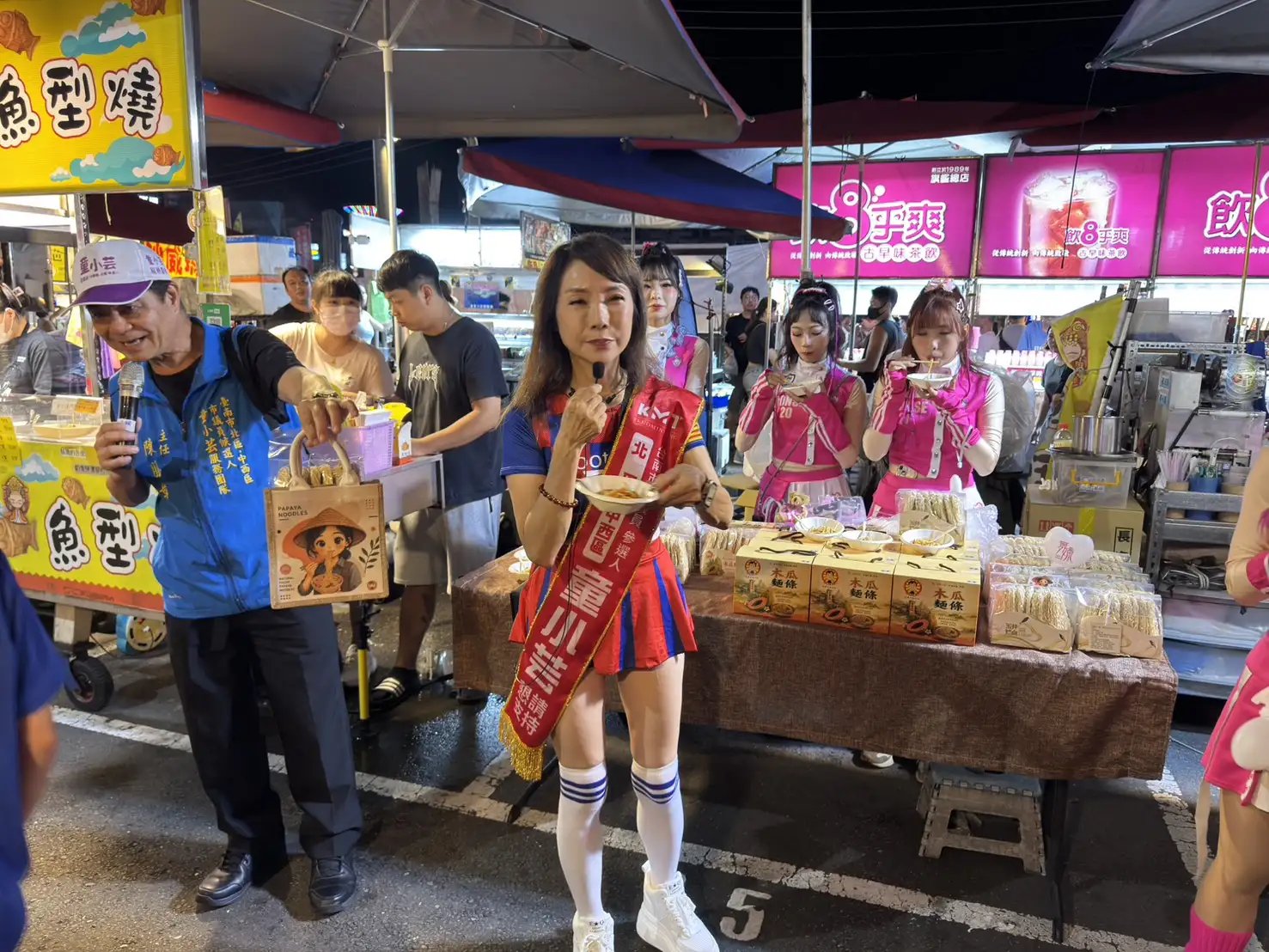 童小芸化身一日店長，在台南花園夜市熱情吆喝義賣大內特色木瓜麵，邀請逛夜市民眾品嚐在地好滋味，也以實際行動響應公益、傳遞愛心。（記者張振興攝）