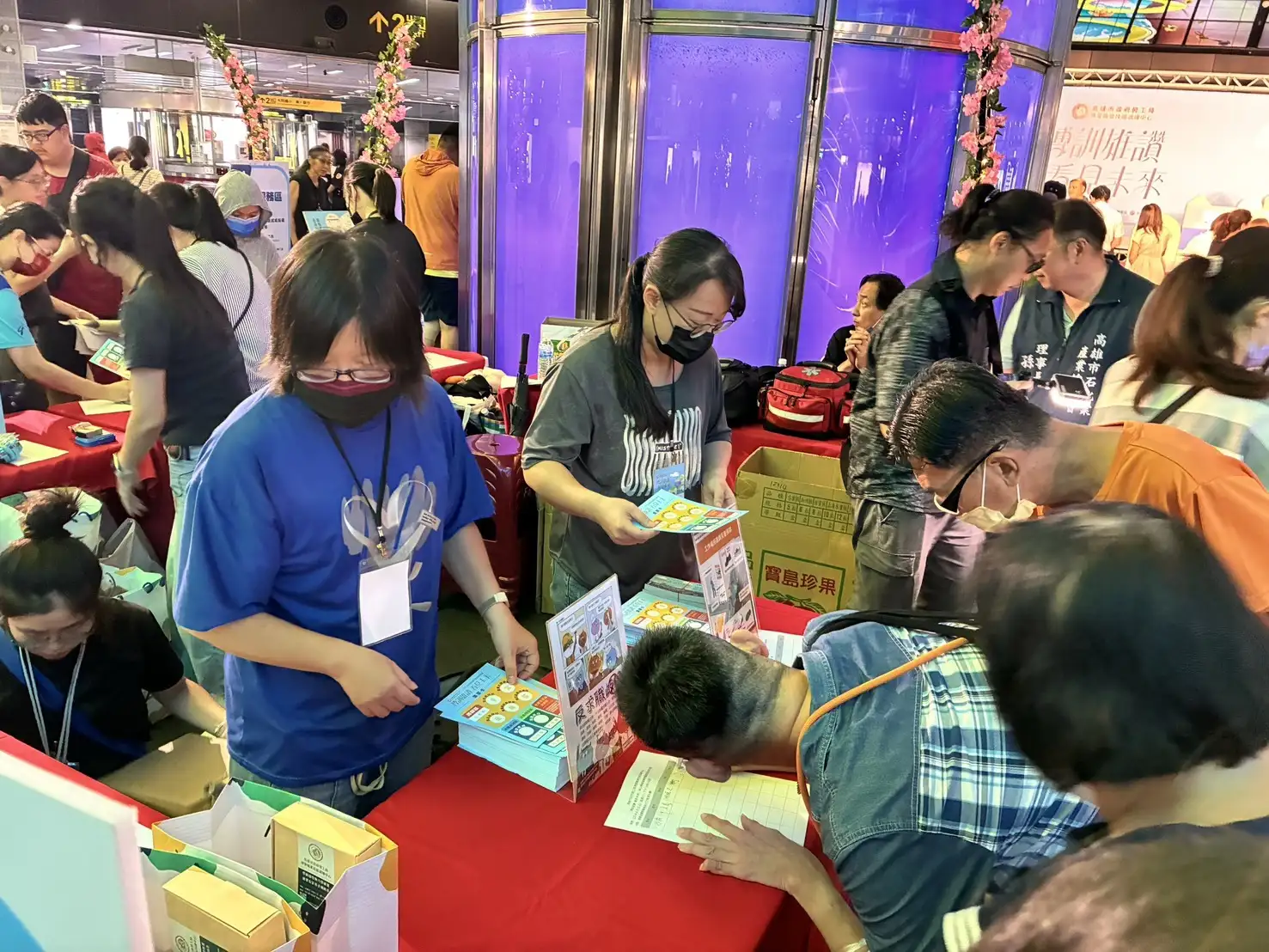 高雄市勞工局15日在美麗島站舉辦「博訓雄讚 看見未來」身心障礙者職業重建服務活動，透過互動闖關、企業徵才及舞台表演，協助身心障礙朋友發揮潛能、看見未來。（高雄市勞工局提供）