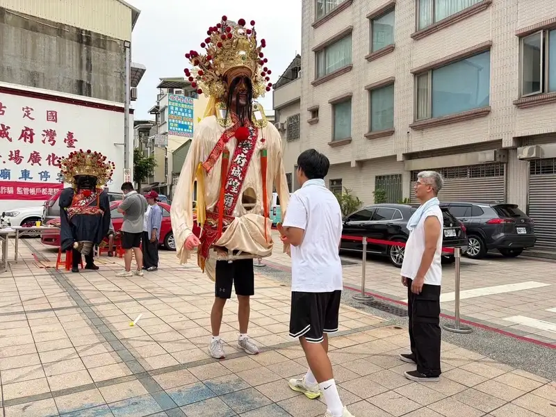 舞者實地觀察七爺、八爺神將身形與步法，深入體驗臺灣傳統廟宇文化。(圖/記者范繼如攝)