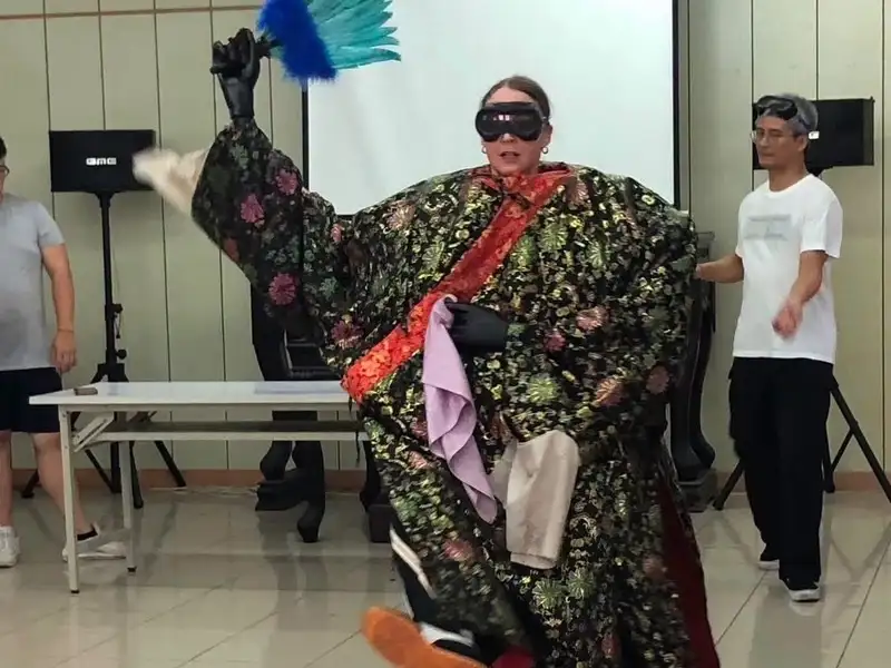 外籍女性舞者穿戴八爺服飾練習高抬腿等傳統神將步伐，展現兩週密集訓練成果。(圖/記者范繼如攝)