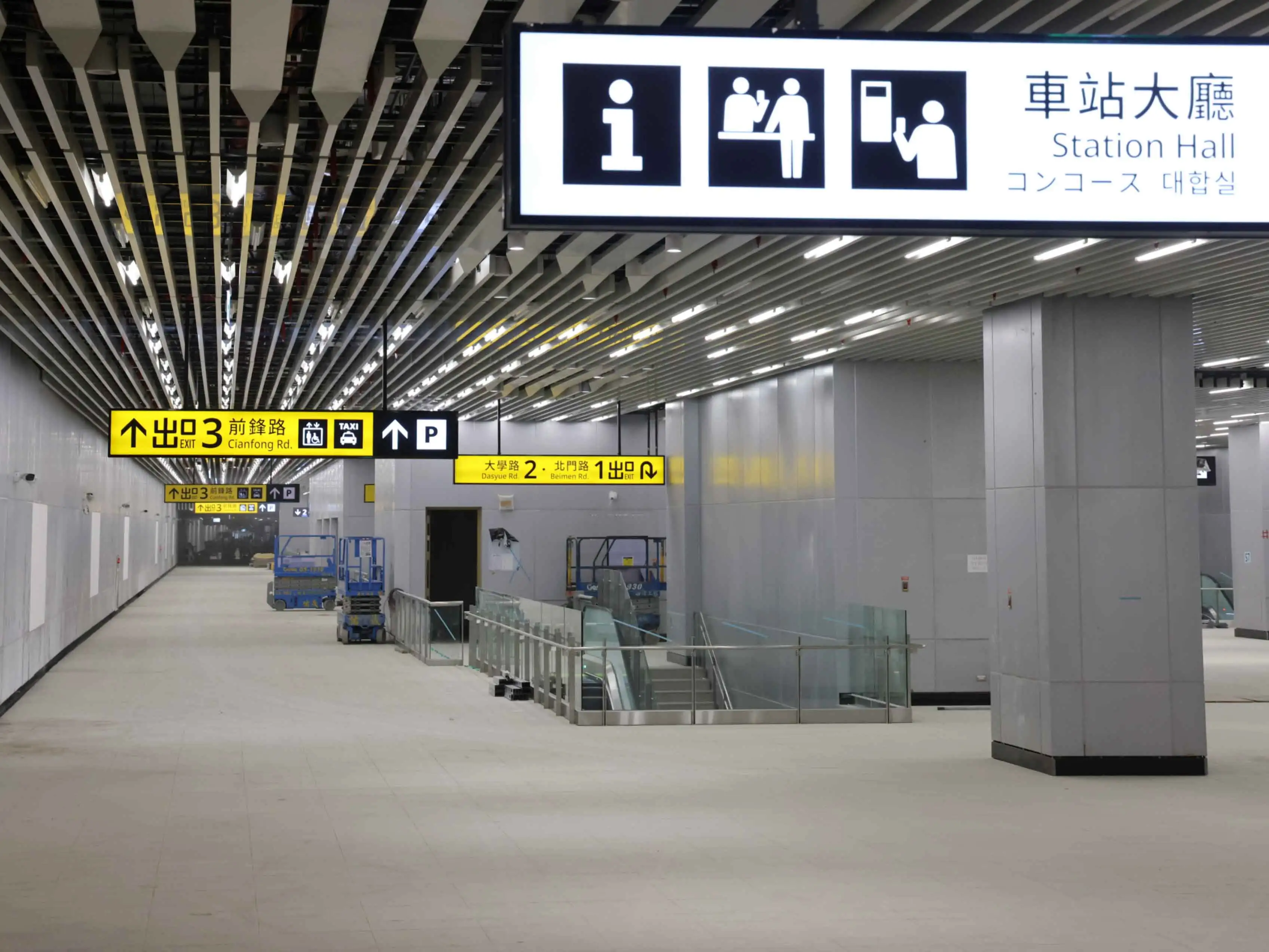 台南車站地下車站穿堂，目前相關多項設施已陸續完成。(台南市政府交通局提供)