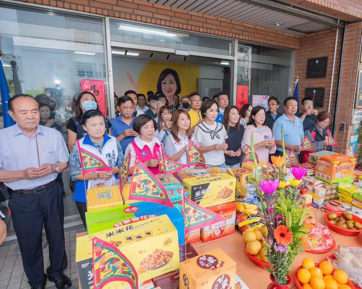 國民黨高雄市黨部17日依循傳統習俗舉辦中元普渡，由市黨部主委、高雄市長參選人柯志恩主持焚香祭祀，率黨籍議員、參選夥伴及工作同仁共同為高雄祈福。（高雄市黨部提供）