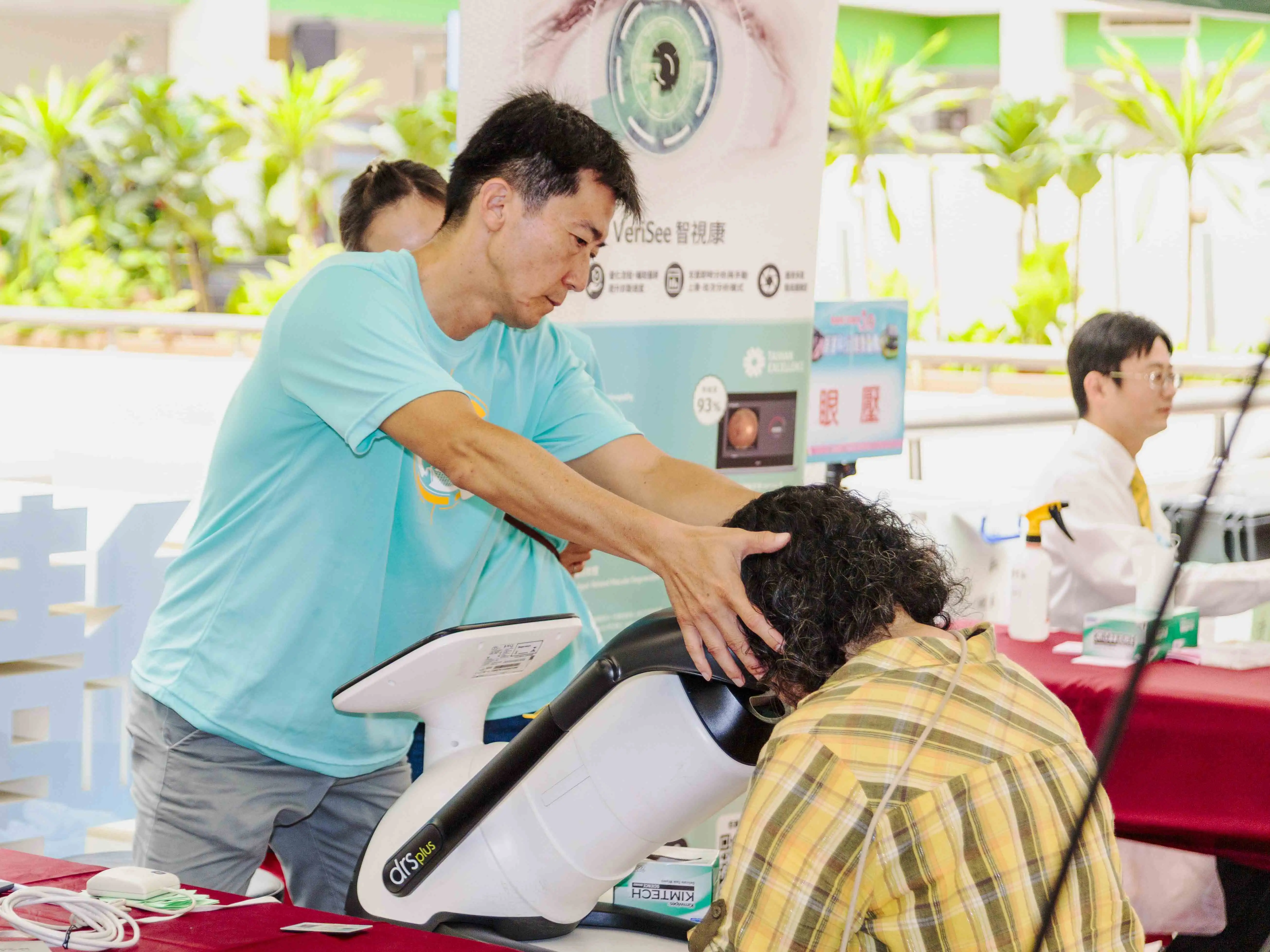 成果發表會現場也開放鄉親持健保卡體驗心房顫動、眼壓與眼底AI檢查、肌少症健康評估及骨密AI快篩。(嘉義縣政府提供)