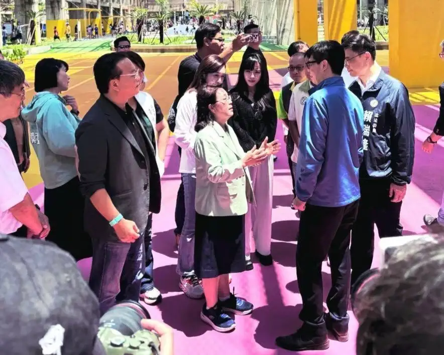 澎湖縣議員吳淑瑾（前排）18日隨參訪團前往高雄參訪台鐵高雄機廠親子遊樂園區。（高雄市政府提供）