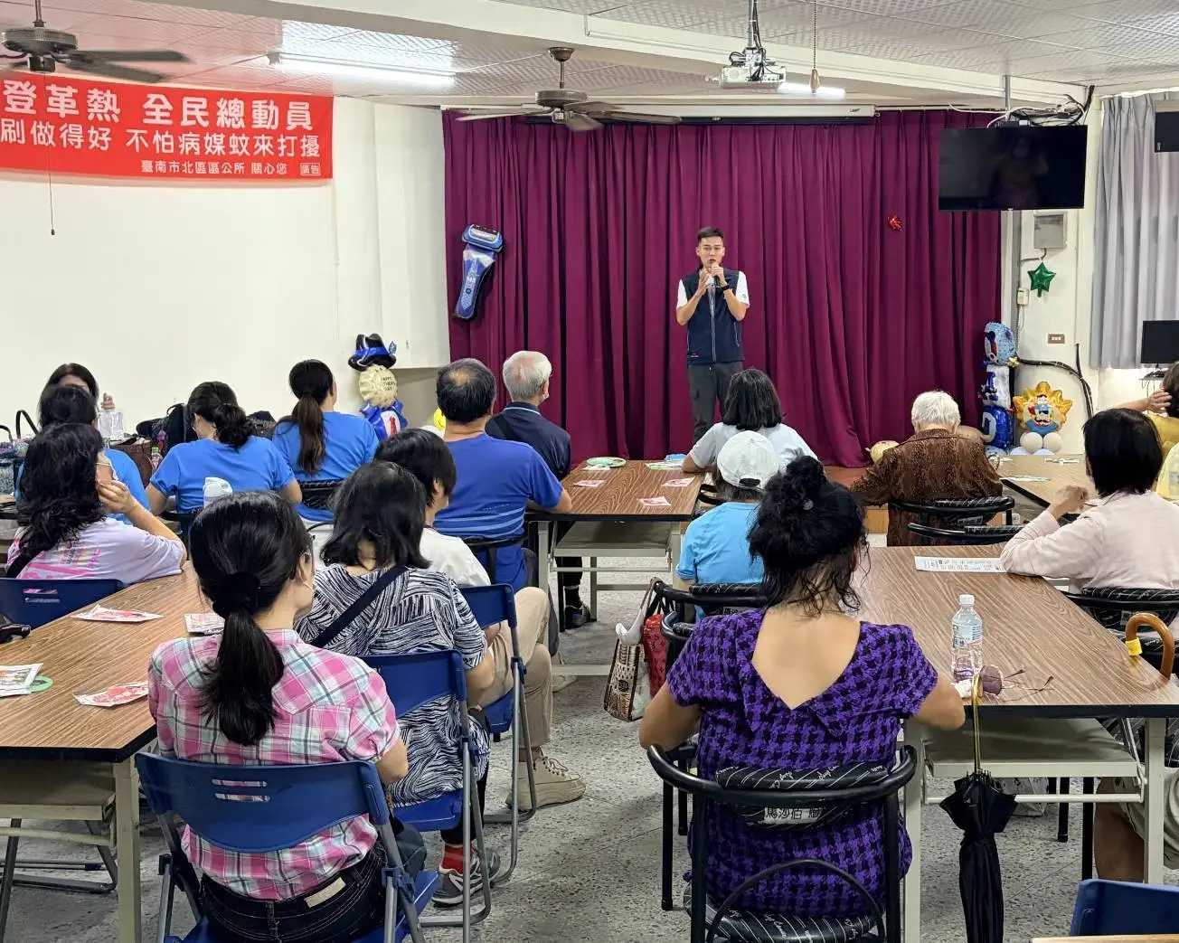 台南市警五分局受邀前往公園里活動中心，結合里內父親節活動辦理交通安全、婦幼安全及識詐反毒宣導。(台南市政府警察局第五分局提供)