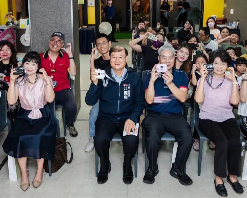 高雄市勞工局勞工博物館18日起推出《喀嚓、喀嚓！定格120公分：小小攝影師的港都勞動萬花筒》特展。（高雄市勞工局提供）