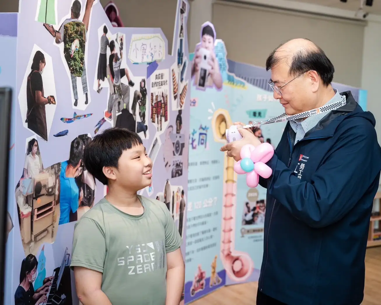 「小小攝影師」特展，讓孩子從約120公分的視角觀察城市，以攝影、訪談及拼貼創作記錄港都各行各業的勞動身影。（高雄市勞工局提供）