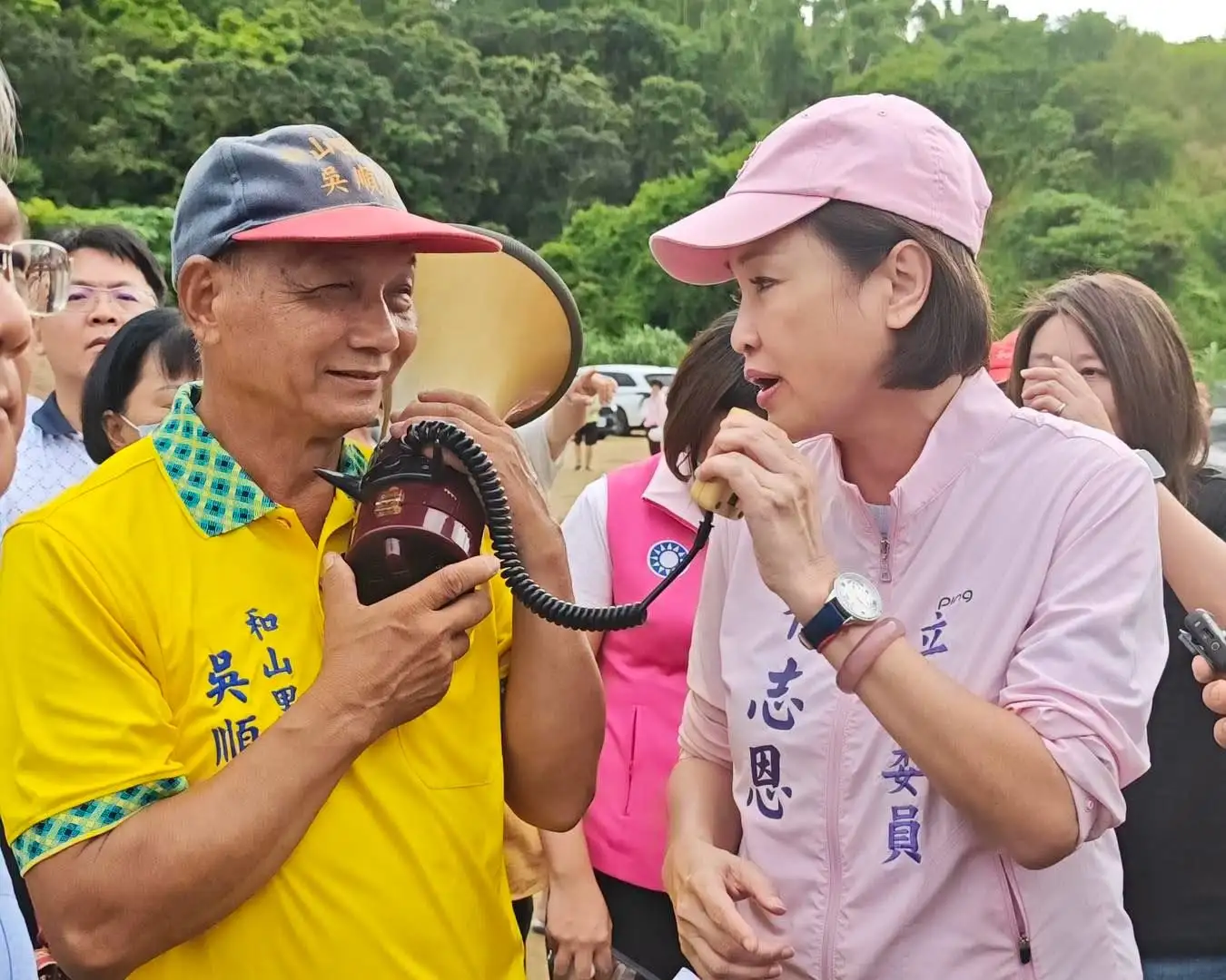 國民黨高雄市長參選人柯志恩18日前往大樹區和山里，向已故里長吳順治拈香致哀，並表示將延續其守護地方的精神，持續關注山林環境及居民安全。（柯志恩團隊提供）