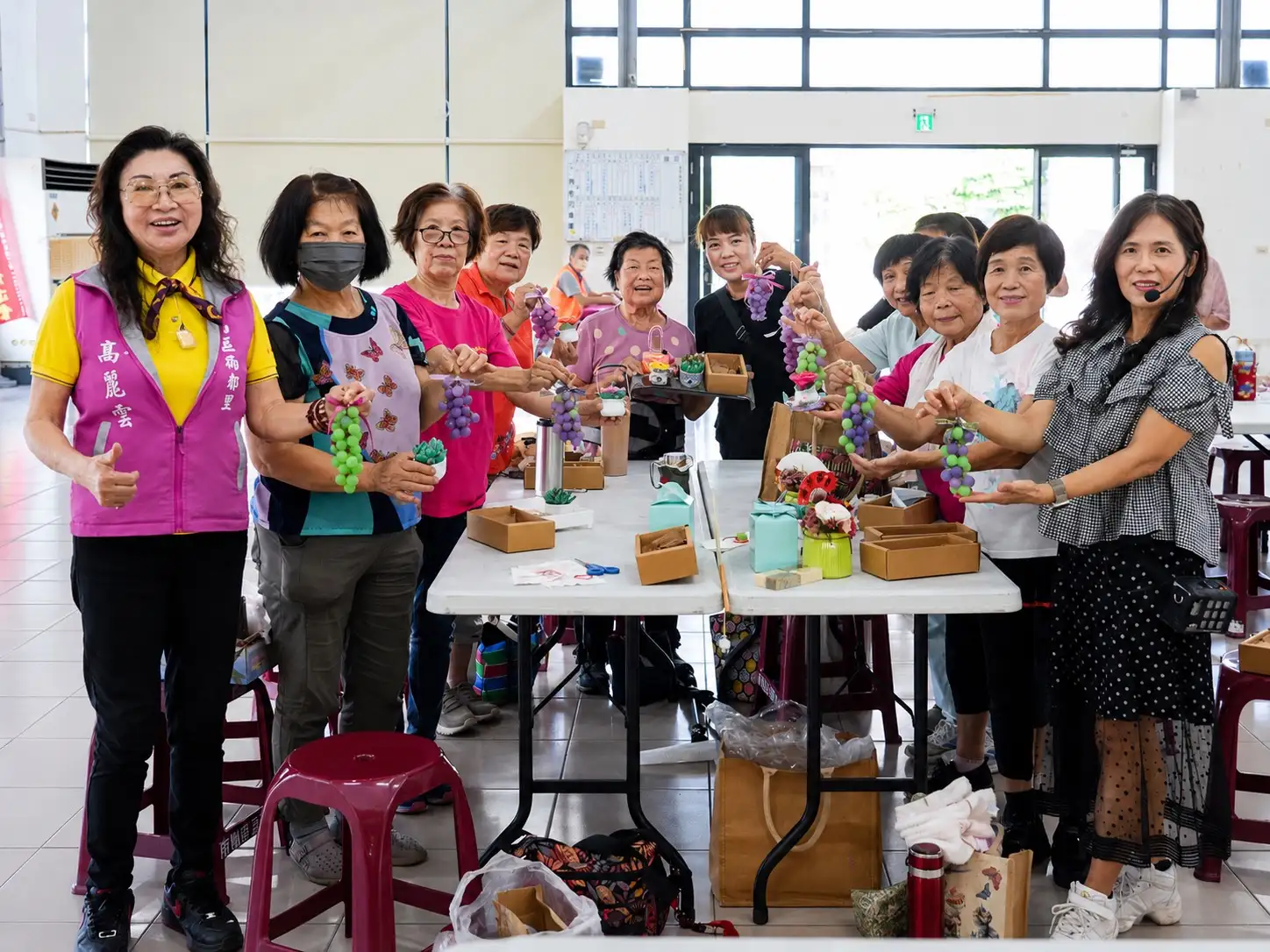 學員現場整理手工皂作品，玫瑰花、多肉植物與葡萄等造型精緻逼真，展現手工皂結合生活藝術的巧思。（圖／記者范繼如攝）