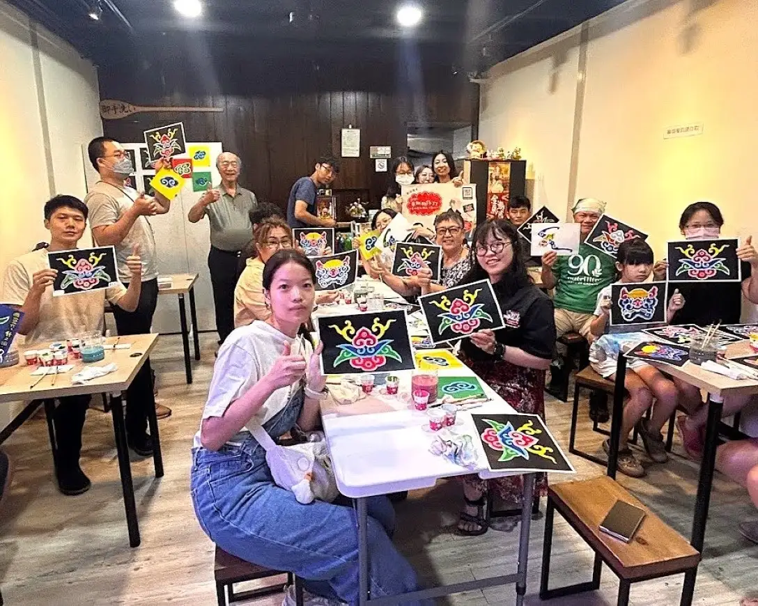 學員在一筆一畫中感受府城傳統紋飾之美。（圖/南臺科大提供）
