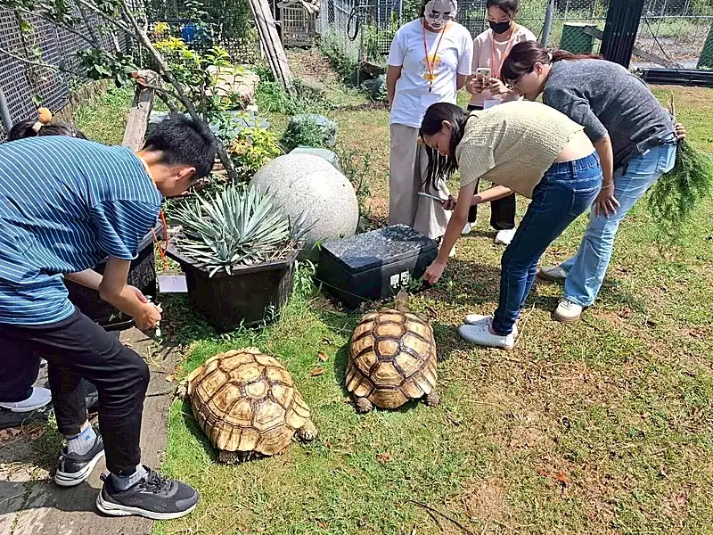 學校將品德教育融入生命教育與戶外體驗，透過親近動物與實際觀察，培養尊重生命及關懷環境的態度。（圖／臺南市教育局提供）