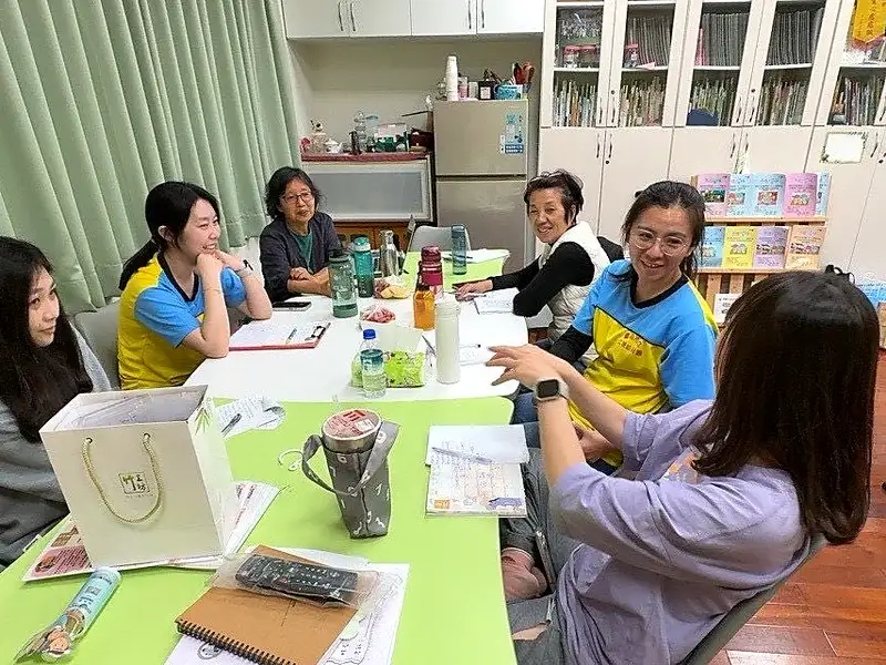 幼兒園教師與專業團隊進行案例討論及專業對話，透過經驗交流持續精進普特共融教學。（圖／臺南市教育局提供）