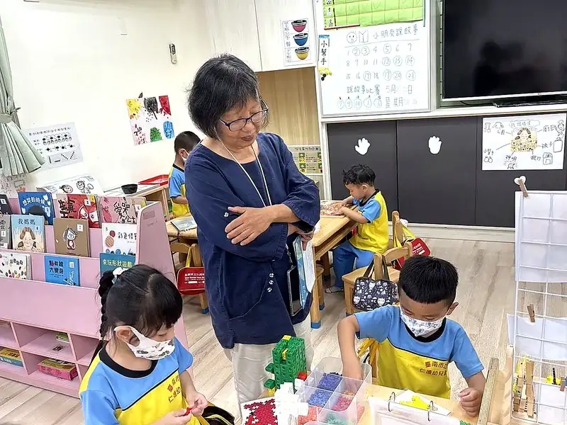 專家入園觀察幼兒學習情形，協助教師依幼兒個別需求調整教學策略，提升融合教育實務能力。（圖／臺南市教育局提供）