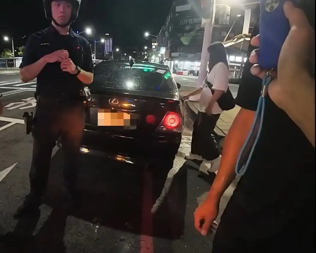 曾男行駛時數度偏離車道，引起警方注意並實施酒測，酒測值達0.69，依公共危險罪移送法辦。(高雄市警察局前鎮分局提供)