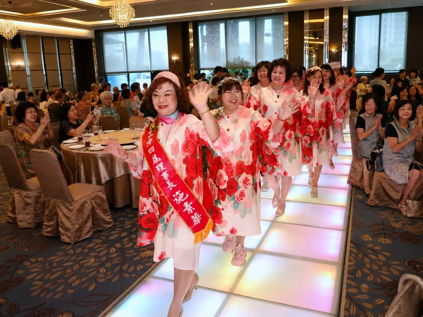 臺南市市區級婦女會新卸任理事長聯合交接暨理監事授證典禮熱鬧登場，婦女會姐妹盛裝走秀進場，展現婦女團體自信風采與團結活力。（圖／主辦單位提供）