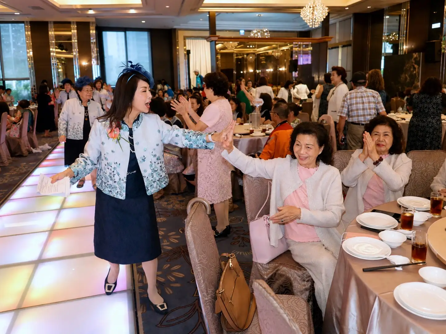 臺南市婦女會理事長童小芸於典禮中與現場姐妹熱情互動，展現婦女團體凝聚情誼、溫馨交流的熱絡氣氛。（圖／主辦單位提供）